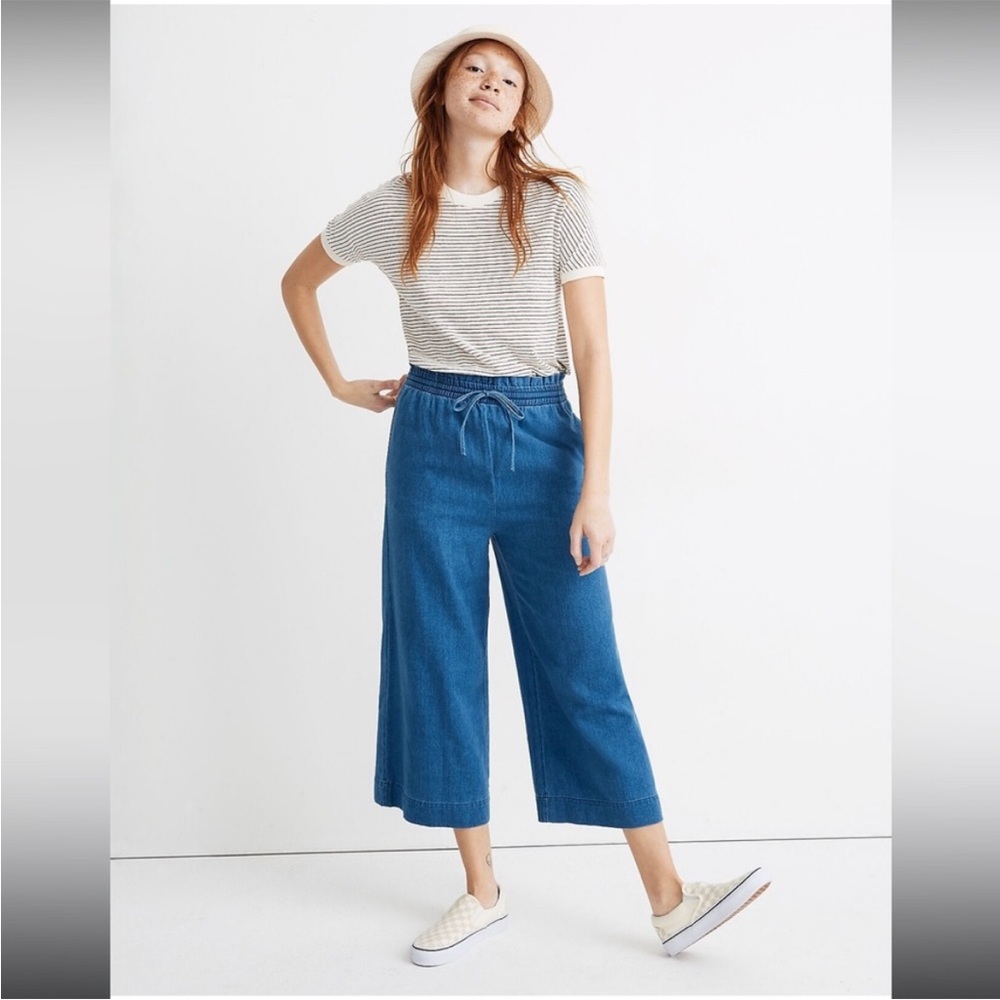 Madewell Indigo Smocked Huston Pull-On Crop Pants
In great condition.